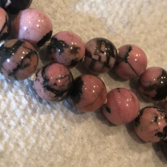 Rhodonite beaded necklace & matching earrings - Picture 7 of 8